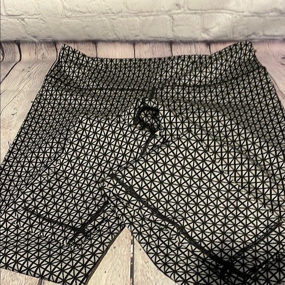 Lululemon Athletica Black and White Geometric Leggings Sz 6 - Picture 5 of 5